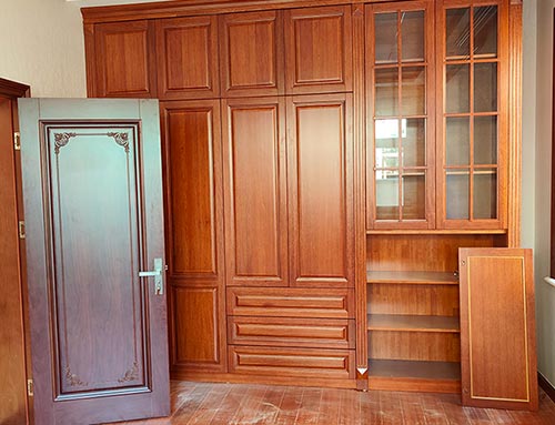 磁县中式家庭装修里定制的实木衣柜效果图